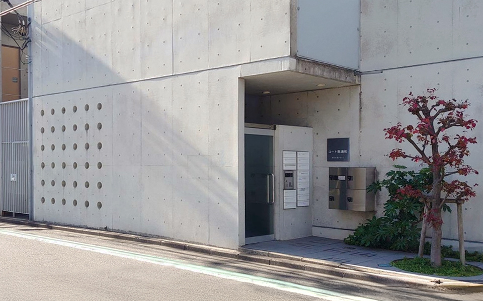 ケアフルさいたま老人ホーム紹介センターは南浦和駅より徒歩で約10分。石造の建物となっています。