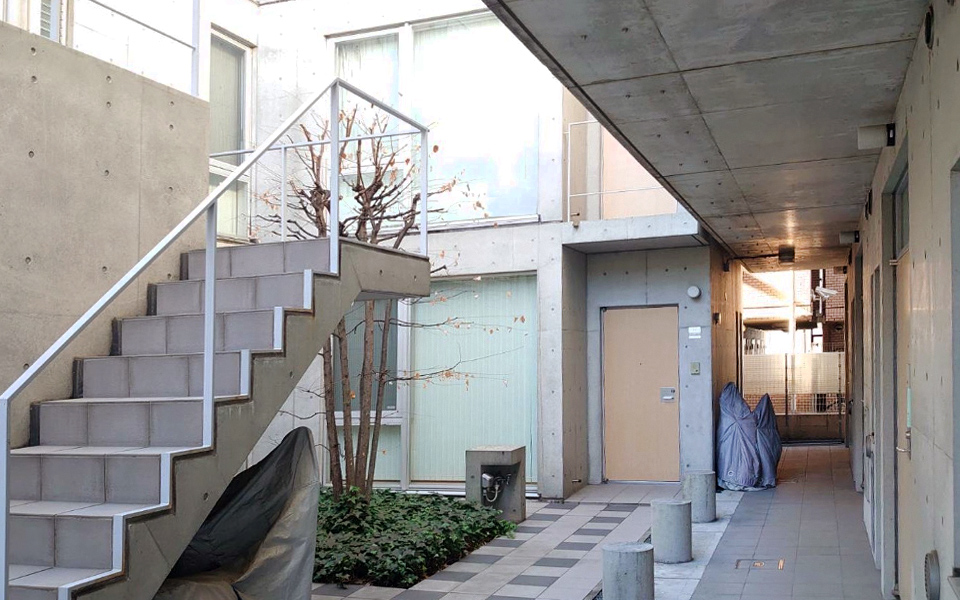 ケアフルさいたま老人ホーム紹介センターは建物の入口を入り奥手の1階にございます。